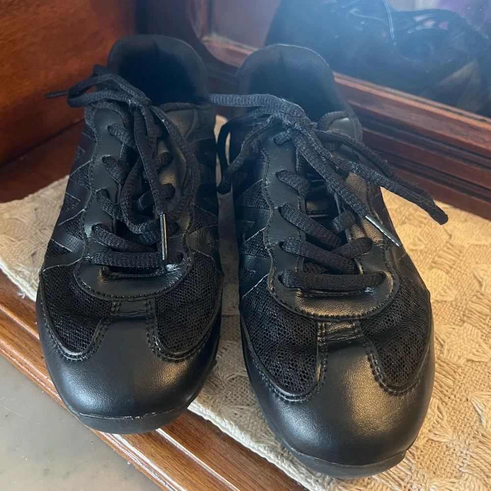 KUIKEIU Lightweight Athletic Cheerleading Tumbling Sneakers Black Girl's Size 12